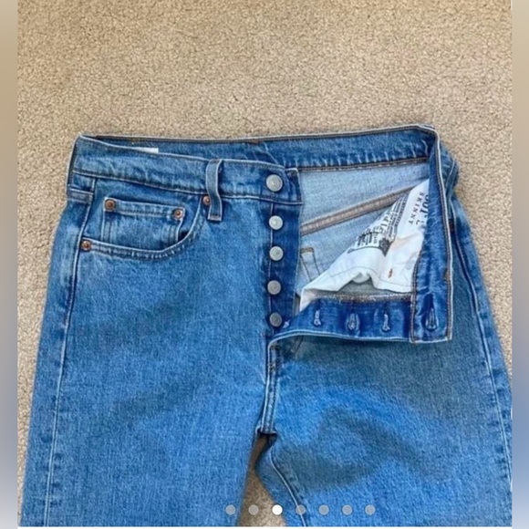 Levi's 501 S skinny big E light wash jeans in size
27. Button snap enclosures. - Picture 2 of 5